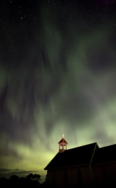 Північним сяйвом ніч церкви — стокове фото
