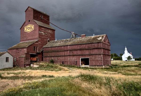 Élévateur de grain et église des Prairies — Photo