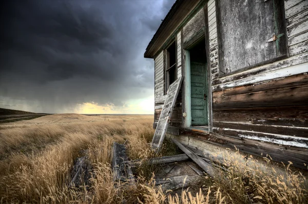 被遗弃的农舍加拿大萨斯喀彻温 — 图库照片