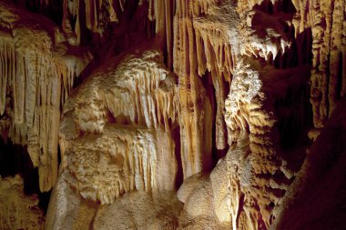 bir mağarada büyük stalagtites