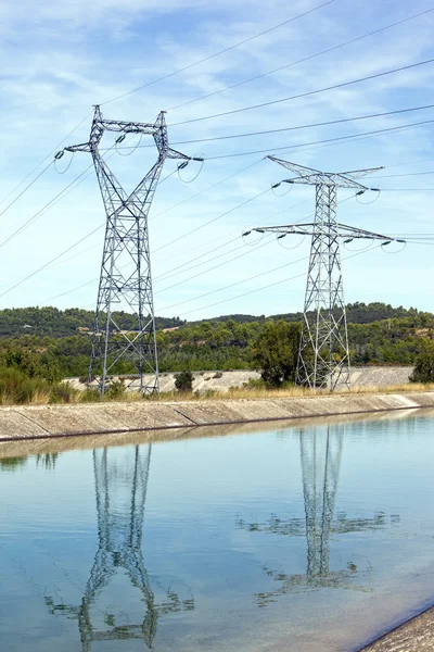 Linie energetyczne nad wodą — Zdjęcie stockowe