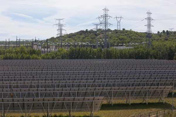 Array de paneles fotovoltaicos — Foto de Stock