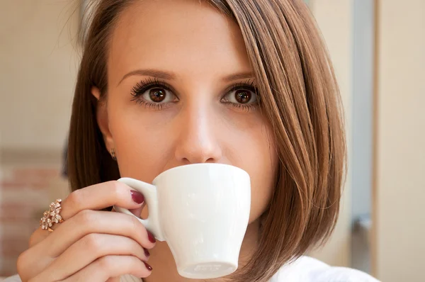 여자 음료 컵 — 스톡 사진
