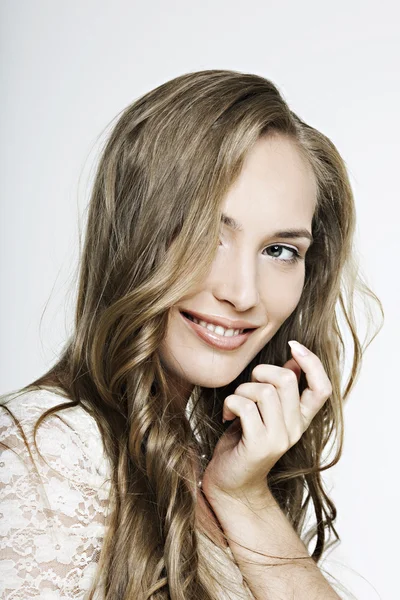 Krásná usměvavá dívka s dlouhou překrásné vlasy — Stock fotografie