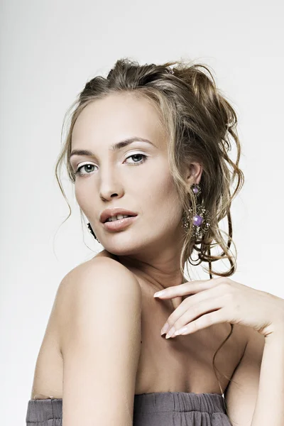 Beautiful face girl with perfect skin wearing jewelry — Stock Photo, Image