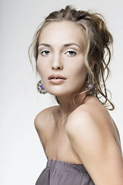 Hermosa chica de la cara con la piel perfecta usando joyas — Foto de Stock