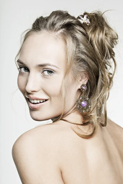 Mooi gezicht lachend meisje met perfecte huid dragen van sieraden — Stockfoto