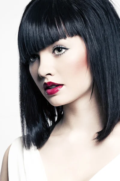 Piękna dziewczyna z doskonałej skóry, czerwona szminka i czarne włosy z tyłu biały — Zdjęcie stockowe
