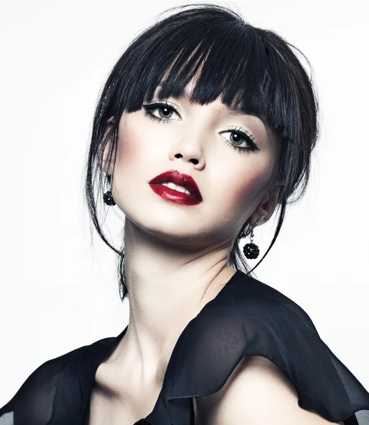Hermosa chica con la piel perfecta, lápiz labial rojo y pelo negro en la espalda blanca — Foto de Stock