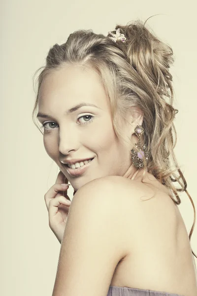 Hermosa cara sonriente chica con la piel perfecta con joyas —  Fotos de Stock