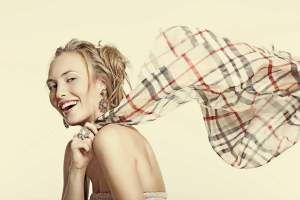 Красива дівчина сміється в ювелірних виробах і шарф для розвитку — стокове фото