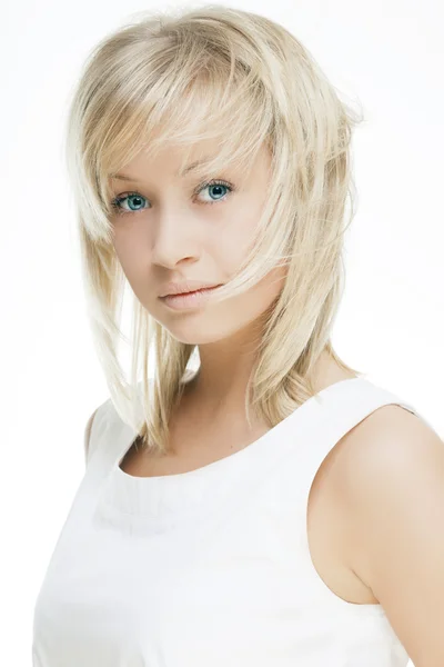 Belle fille à la peau parfaite, aux cheveux blonds et aux yeux bleus — Photo