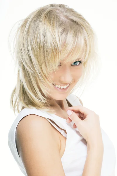 Schönes Mädchen mit perfekter Haut, blonden Haaren und blauen Augen — Stockfoto