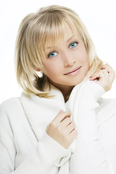 Vacker flicka med perfekt hud, blont hår och blå ögon — Stockfoto