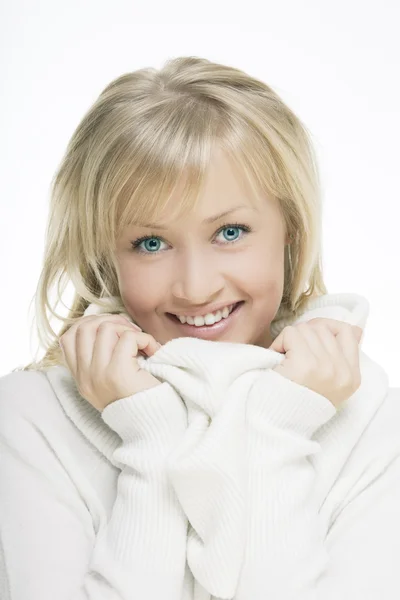 Schönes Mädchen mit perfekter Haut, blonden Haaren und blauen Augen lizenzfreie Stockbilder