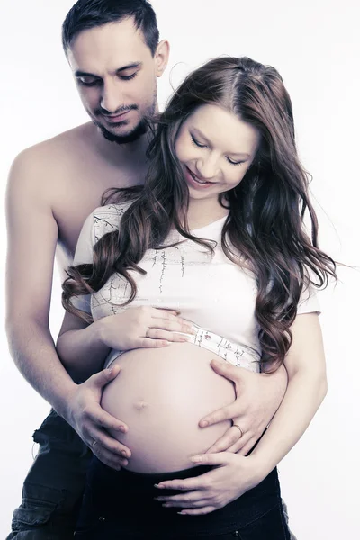 Hermosos futuros padres: su esposa embarazada y un marido feliz —  Fotos de Stock