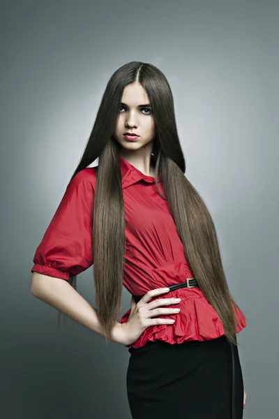 Menina bonita com pele perfeita e cabelos longos e lisos — Fotografia de Stock