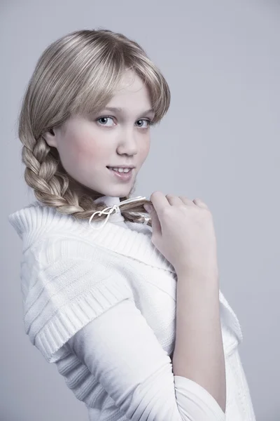 Красива усміхнена дівчина з ідеальною шкірою, блондинка плетеним волоконно-оптичним хвостом — стокове фото