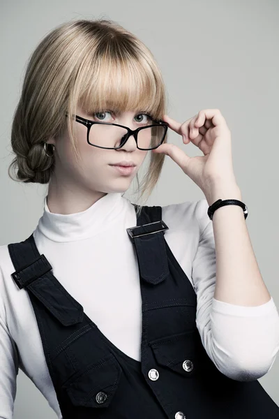 Takım elbise ve gözlük poz güzel bir genç kadın. WH üzerinde izole — Stok fotoğraf