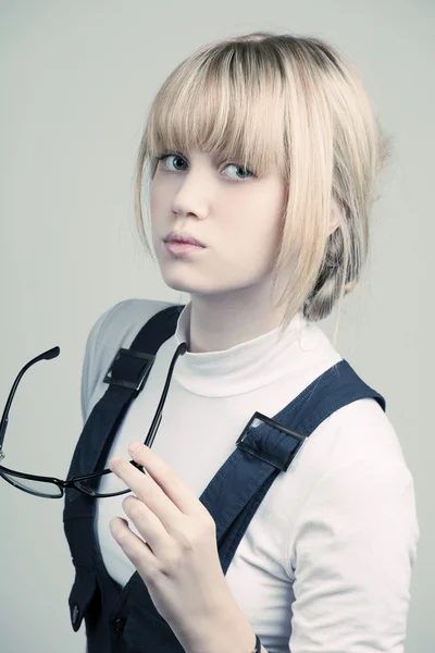 Hermosa joven posando en traje de negocios y gafas. Aislado sobre wh —  Fotos de Stock