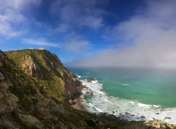 Cabo da roca deniz feneri ve uçurum — Stok fotoğraf