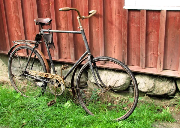 Gammal rostig cykel — Stockfoto