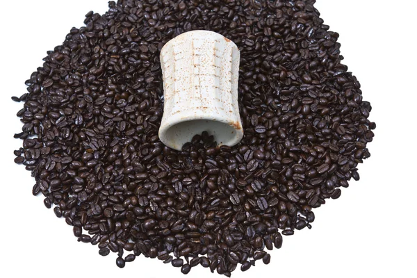 Fresh coffee beans spilled with mug — Stock Photo, Image