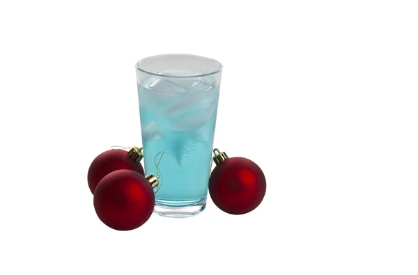 Reines Trinkwasser mit Weihnachtsschmuck — Stockfoto