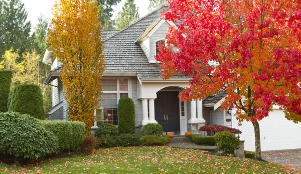Residencial Casa durante a época de outono — Fotografia de Stock