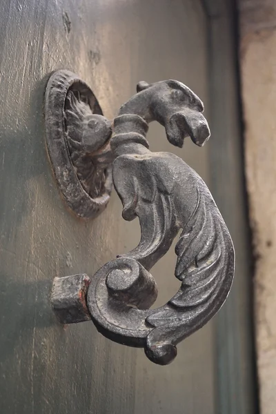 Παλιά μεταλλική πόρτα-λαβή — Φωτογραφία Αρχείου