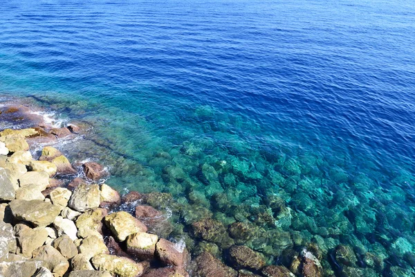 Steine und Felsen am Rande des Meeres — Stockfoto