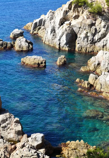 Kövek és sziklák, tenger szélén — Stock Fotó