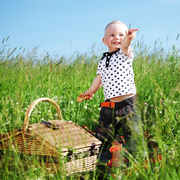 Мальчик на пикнике — стоковое фото