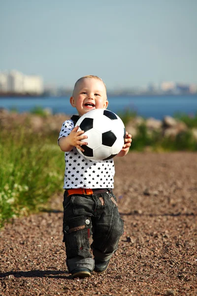 Menino jogar futebol — Fotografia de Stock