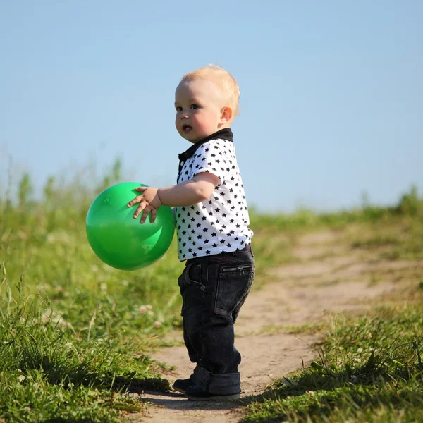 Мальчик в траве — стоковое фото