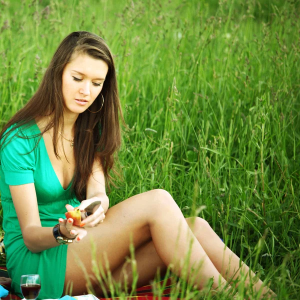 Kız üzerinde piknik — Stok fotoğraf