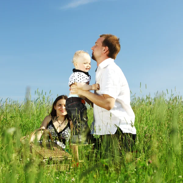 Сім'я в траві — стокове фото