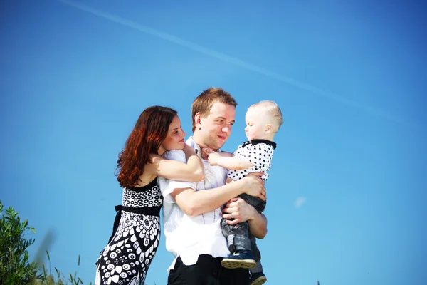 Familia feliz en el cielo —  Fotos de Stock