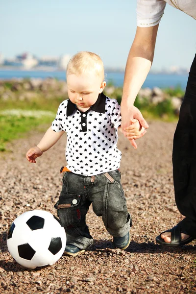 Хлопчика грати в футбол — стокове фото