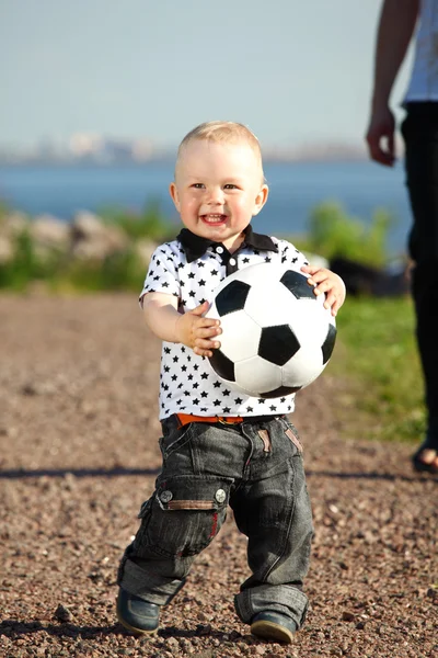 男孩踢足球 — 图库照片