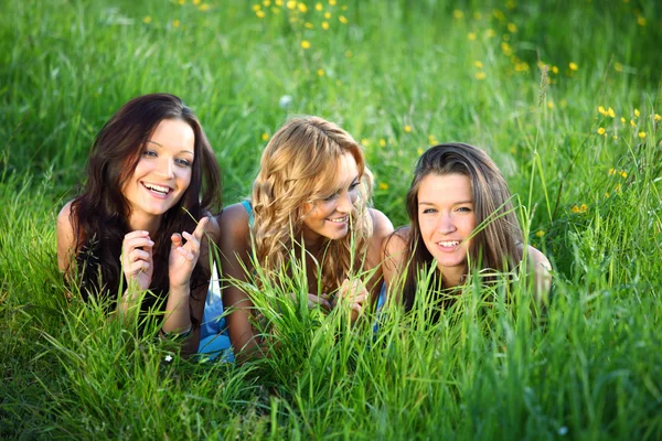 Kvinnor gräs kul — Stockfoto