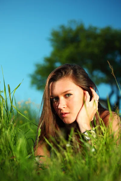 Brunett på gräs — Stockfoto