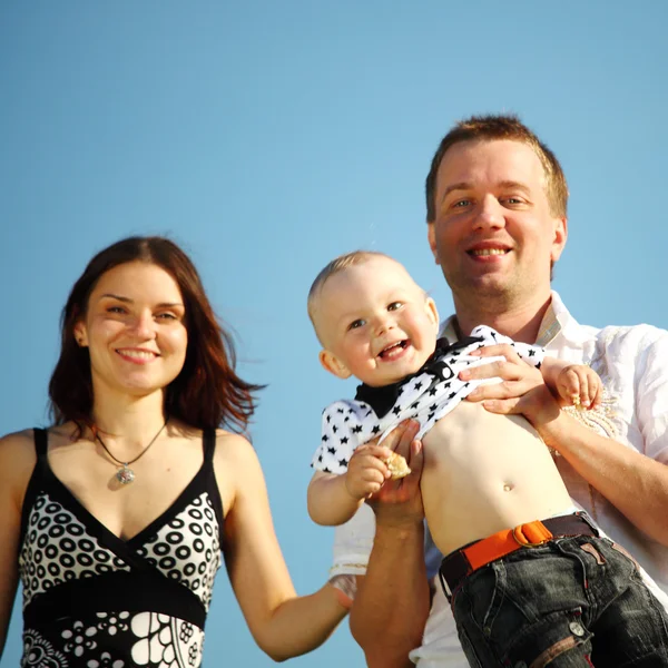 Gelukkige familie in lucht — Stockfoto