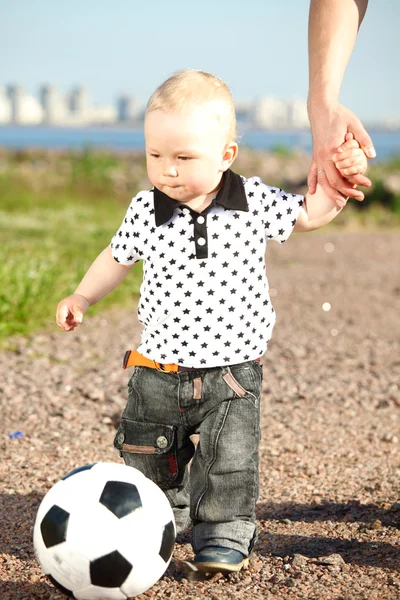 Chłopiec gra piłka nożna — Zdjęcie stockowe