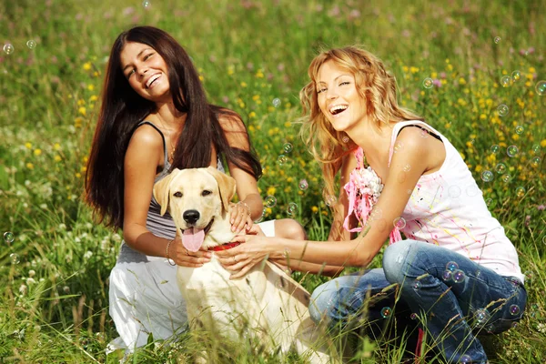 Dziewczyny i pies — Zdjęcie stockowe