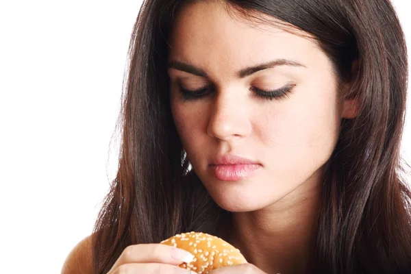 Жінка з'їсти гамбургер — стокове фото