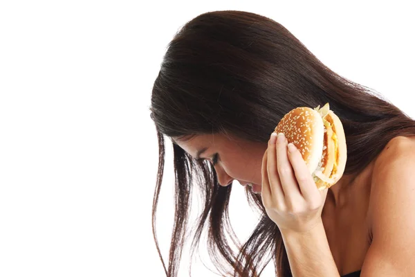 Жінка з'їсти гамбургер — стокове фото