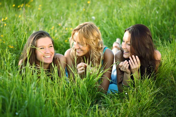 Kvinnor gräs kul — Stockfoto