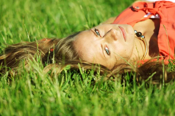Kvinna på grönt gräs — Stockfoto
