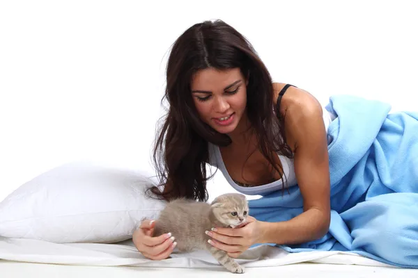 Прокидається жінка і кіт — стокове фото